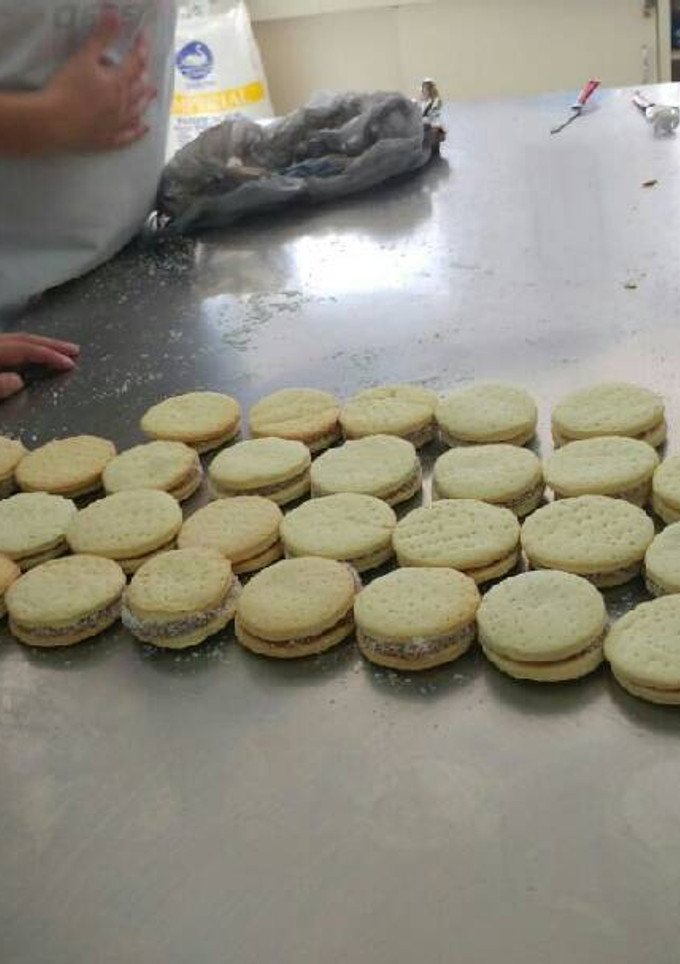 Una foto de Alfajores