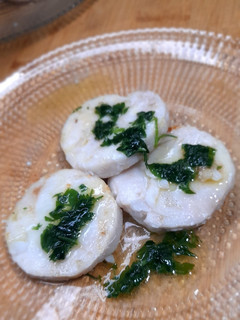 Una foto de Merluza a la plancha con salsa verde