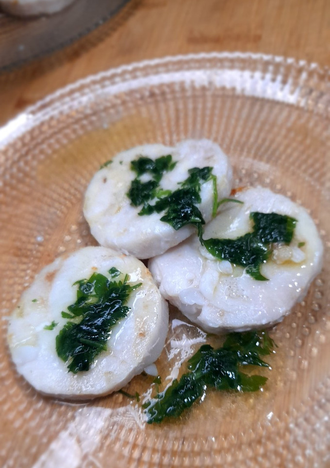 Una foto de Merluza a la plancha con salsa verde