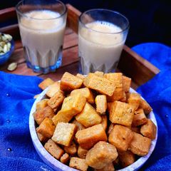 A picture of Namak Pare.