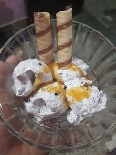 A picture of Oreo vanilla ice cream with caramel sauce.