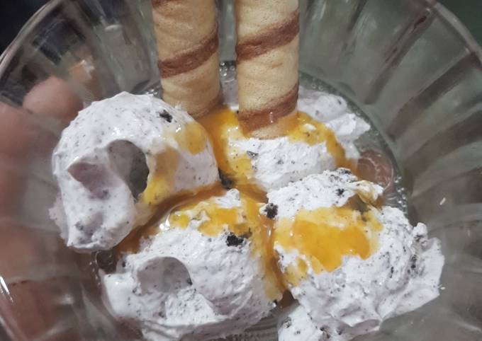 Simple Way to Prepare Eric Ripert Oreo vanilla ice cream with caramel sauce