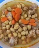 Caldo de garbanzos con carne de puerco en olla de presión