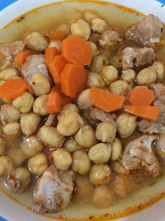 Una foto de Caldo de garbanzos con carne de puerco en olla de presión