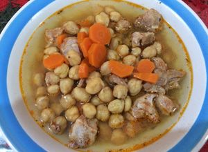 Una foto de Caldo de garbanzos con carne de puerco en olla de presión