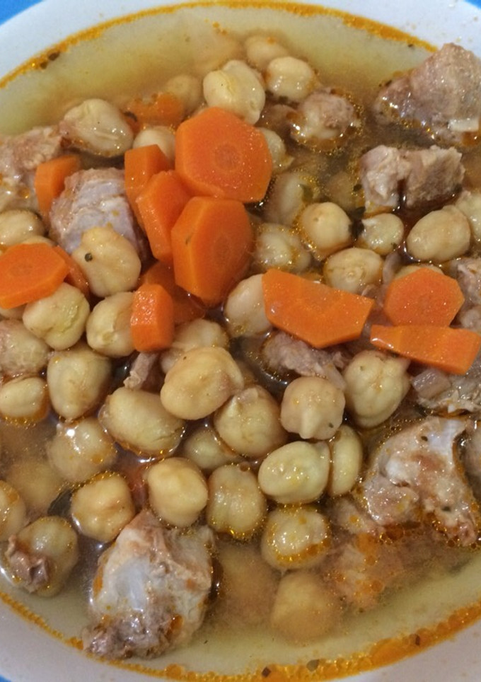 Una foto de Caldo de garbanzos con carne de puerco en olla de presión