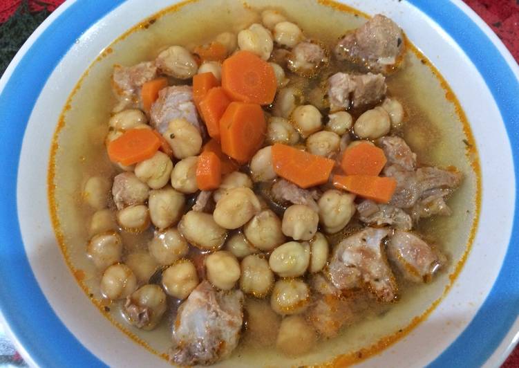 Caldo de garbanzos con carne de puerco en olla de presión
