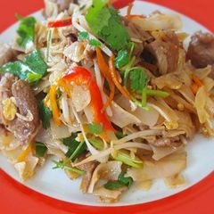A picture of Beef Pad Thai.