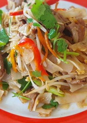 A picture of Beef Pad Thai.