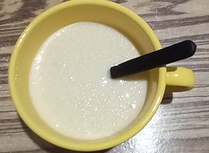 Una foto de Vitina con leche