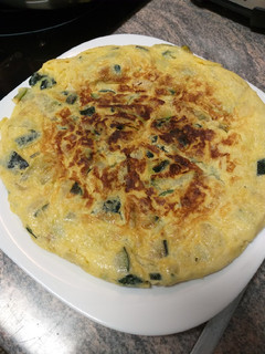 Una foto de Tortilla de calabacín y cebolla