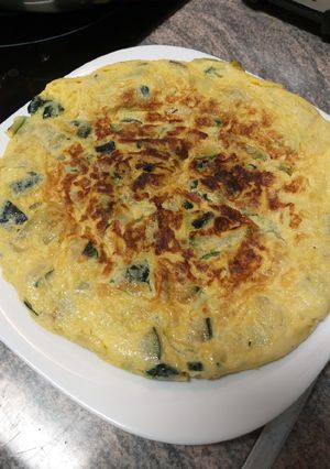 Una foto de Tortilla de calabacín y cebolla