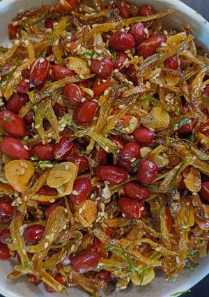 Hình của món Cá cơm và lạc đỏ rang mắm tỏi, lá chanh.