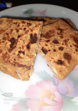 A picture of Cheesy paratha.