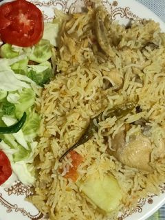 A picture of Chicken yakhni pulao.