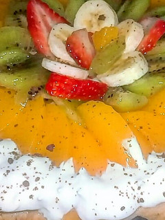 Una foto de Tarta frutal, con pastelera mix de frutas y Crema de leche ♡