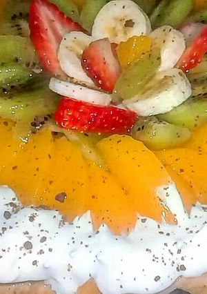 Una foto de Tarta frutal, con pastelera mix de frutas y Crema de leche ♡