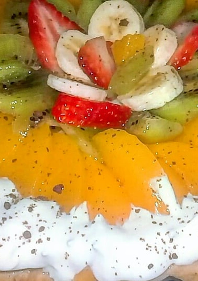 Una foto de Tarta frutal, con pastelera mix de frutas y Crema de leche ♡