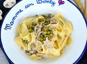 Una foto di pappardelle con funghi