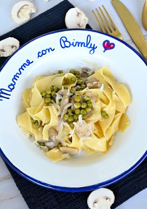Foto di Pappardelle funghi e piselli