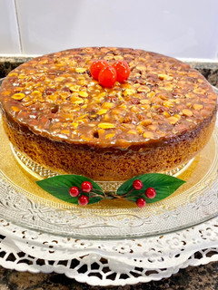 Una foto de Pastel de yogur con cobertura de miel y frutos secos