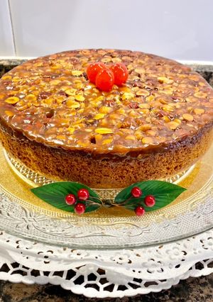 Una foto de Pastel de yogur con cobertura de miel y frutos secos