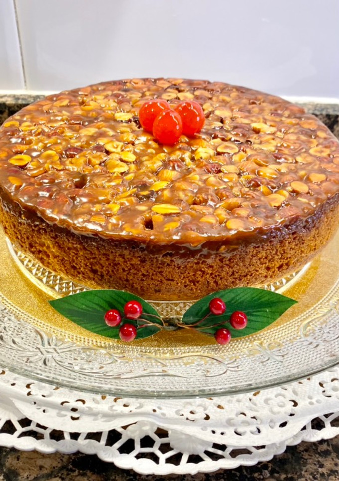 Una foto de Pastel de yogur con cobertura de miel y frutos secos