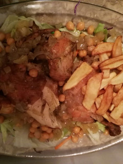 Una foto de Pollo con garbanzos y patatas fritas y lechugas
