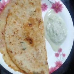 A picture of Rava dosa with coconut chutney.