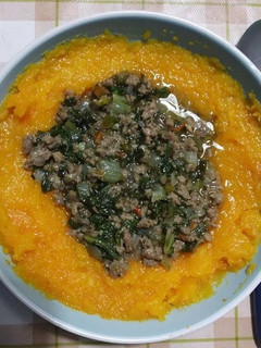Una foto de Pastel de carne, acelga y calabaza