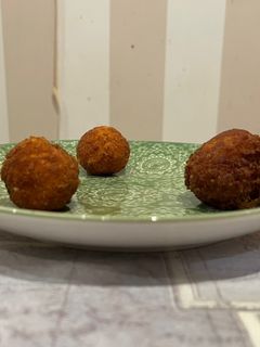 Una foto de Bolitas de queso y jamón