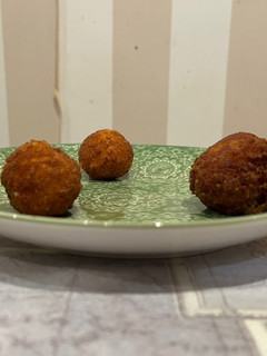 Una foto de Bolitas de queso y jamón