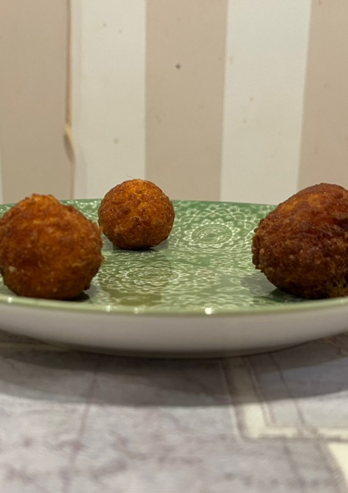 Una foto de Bolitas de queso y jamón
