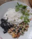 Cơm, thịt rang trứng, rong biển