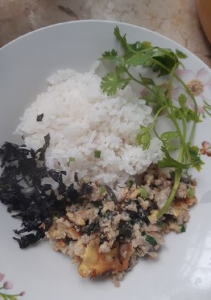 Hình của món Cơm, thịt rang trứng, rong biển.