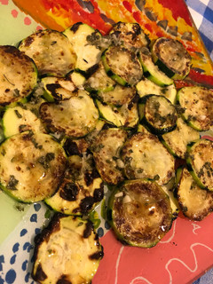 Una foto de Calabacín a la plancha con ajo y perejil🥒🥖