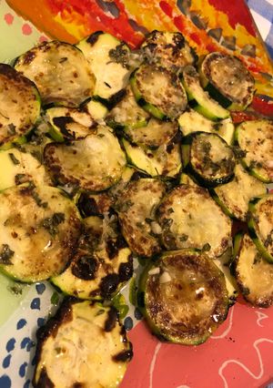 Foto principal de Calabacín a la plancha con ajo y perejil🥒🥖