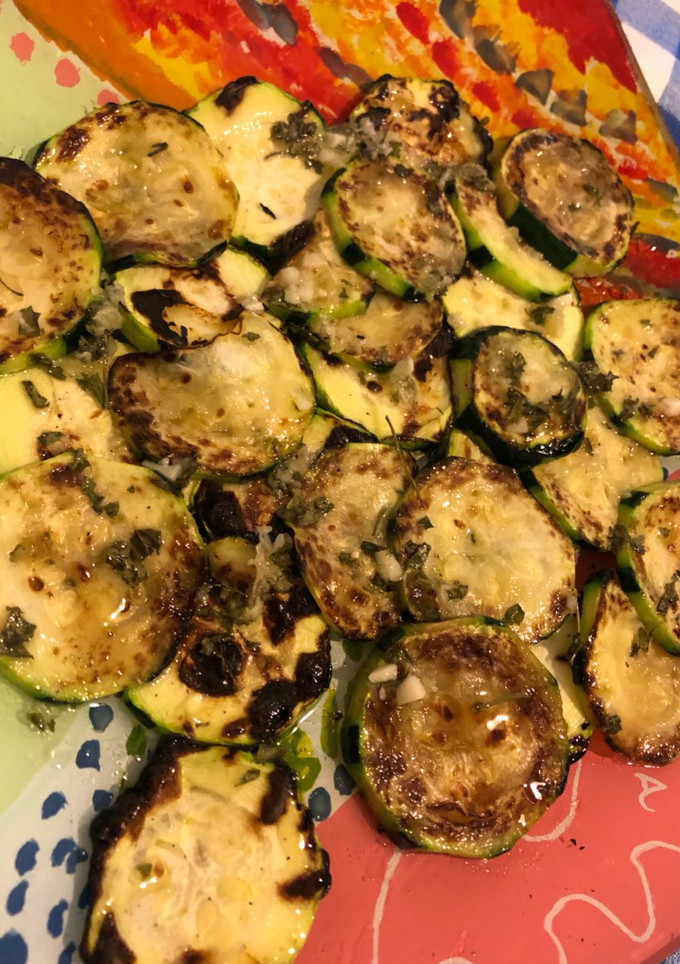 Una foto de Calabacín a la plancha con ajo y perejil🥒🥖