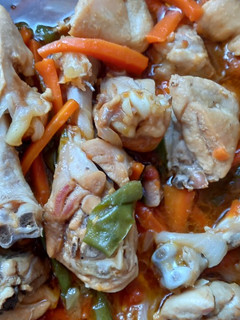 Una foto de Pollo en salsa especial