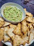 Domowe chipsy z placków tortilli z guacamole
