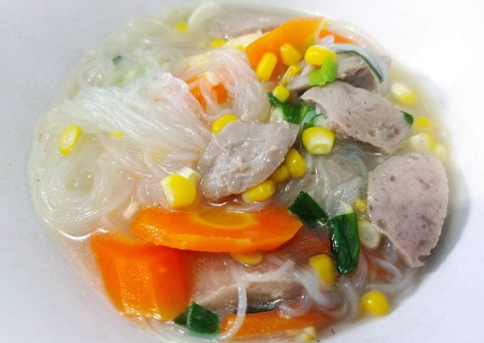 Bagaimana Membuat Sup Bening Soun Bakso, Lezat