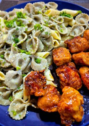Una foto de Pasta en salsa de mostaza y cerdo en salsa de naranja agridulce