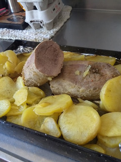 Una foto de Lomito al horno con papas y verduras