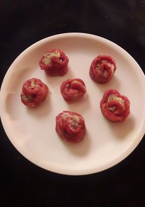 A picture of Beetroot rose vapa pitha.