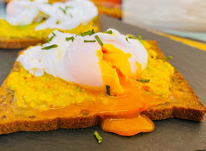 Foto di Tartine con uova in camicia e avocado