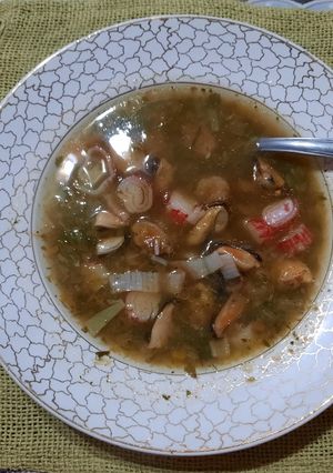 Una foto de Sopa de mejillones, kanikama y verduras