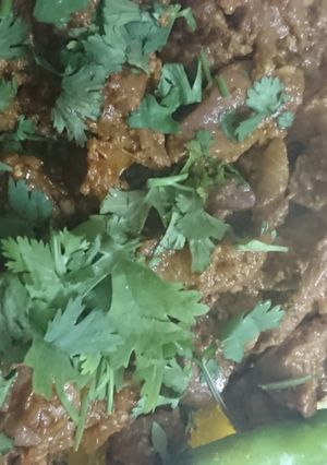 A picture of Kaleji and pote of chicken.