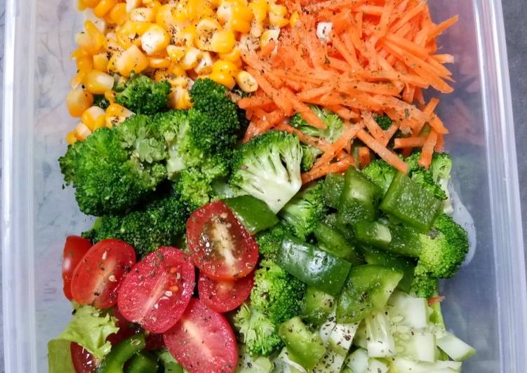 Cara Termudah Menyiapkan Salad Sayur with homemade Thousand Island Dressing Sempurna