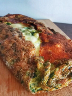 Una foto de Omelette de espinaca 🌿 y queso 🧀