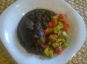 Una foto de Frijoles negros con pata de puerco (Olla de cocción lenta, slow c)